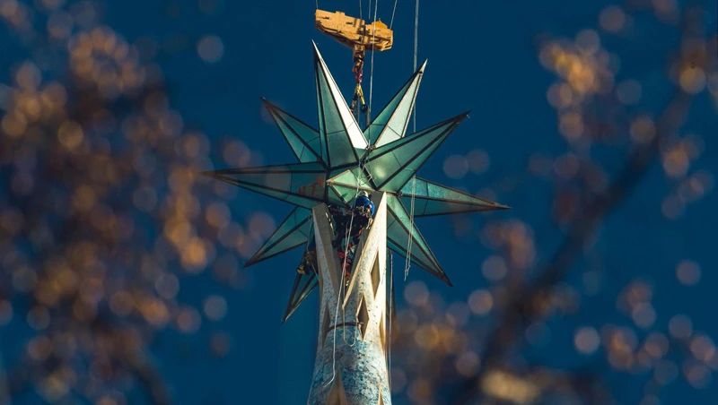  Huge star atop Sagrada Família rekindles residents’ complaints