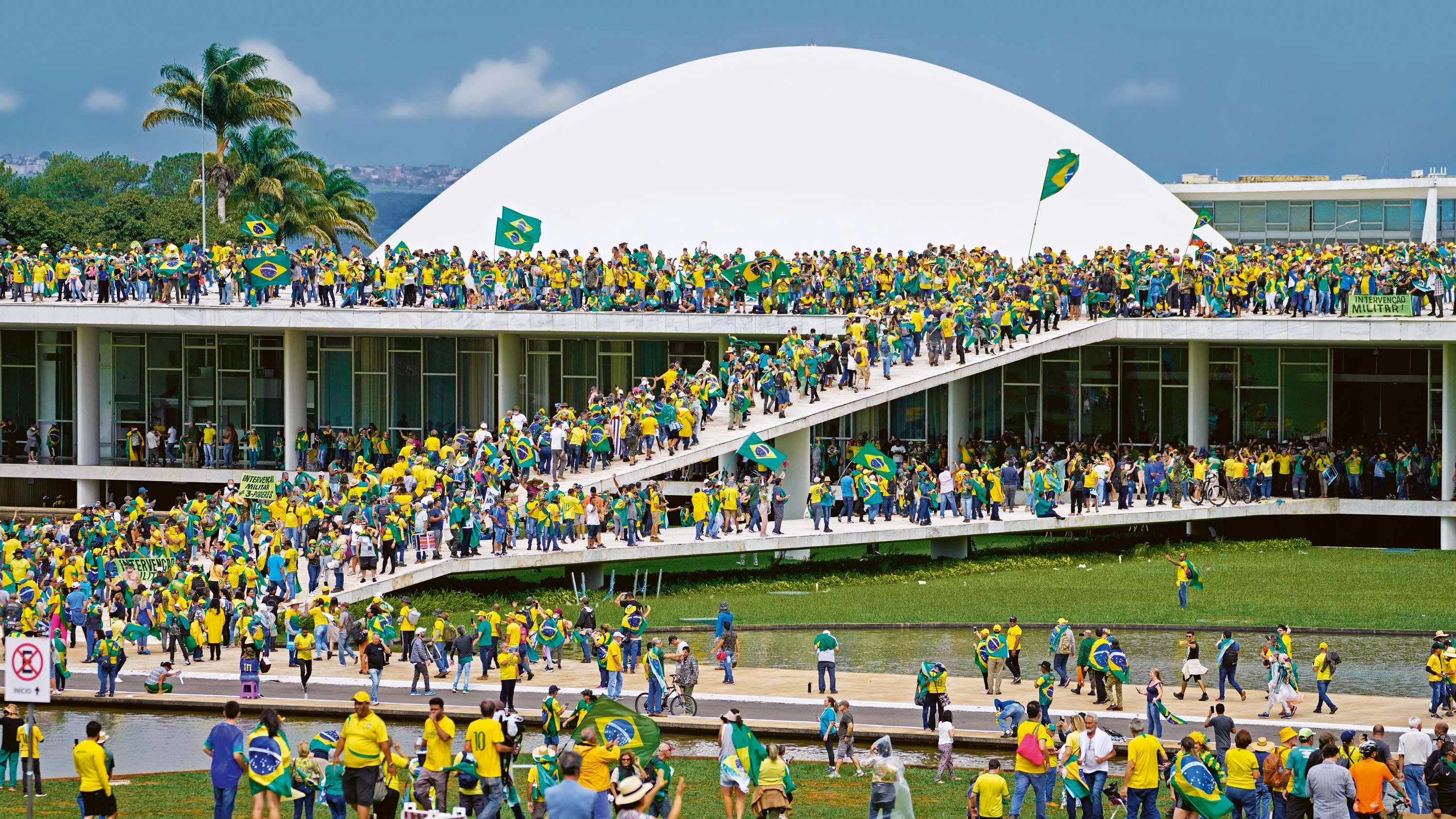 La multitud y el marco