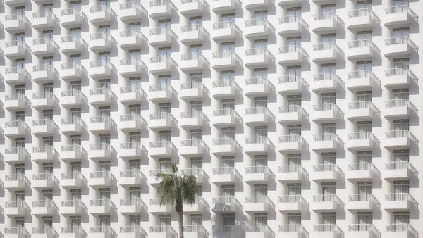 El fotógrafo que miró a Alicante y vio Hong Kong