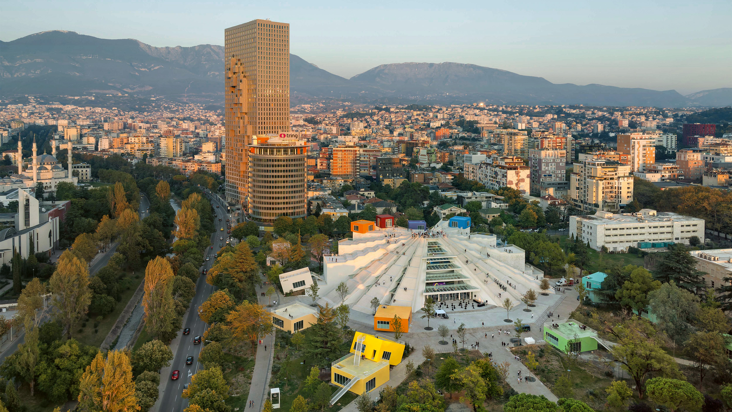 De las pirámides a las babeles