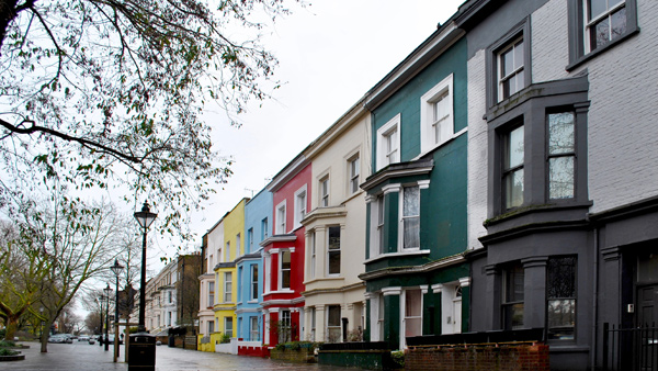 Notting Hill se pinta de negro por el hartazgo de los vecinos con los turistas
